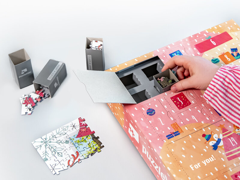 Fotopuslespilscollage med 24 billeder og æske med julemotiv